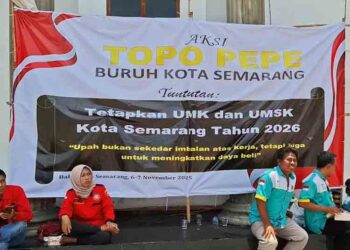 Minta UMK 2026 Layak, Buruh Semarang Gelar Aksi Topo Pepe