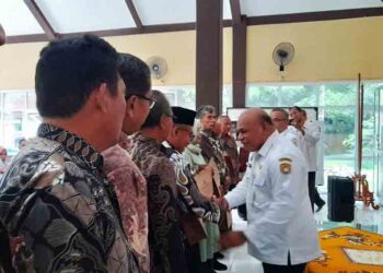 Disdikbud Kendal Beri Penghargaan ke Guru Purna Tugas di Tasyakuran HGN