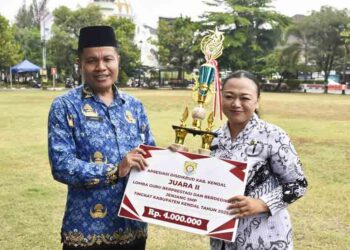 Guru Bahasa Inggris SMPN 1 Boja dapat Penghargaan dari Disdikbud Kendal
