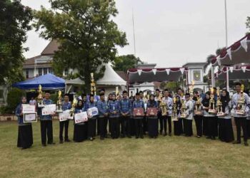 Disdikbud Kendal Beri Penghargaan ke Guru Berprestasi dan Berdedikasi