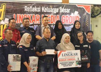Lingkar Media Group Beri Penghargaan Utama Umroh ke Karyawan Terbaik