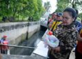 Atasi Sumbatan, Pemkot Semarang Lakukan Uji Coba Bola GPS pada Drainase