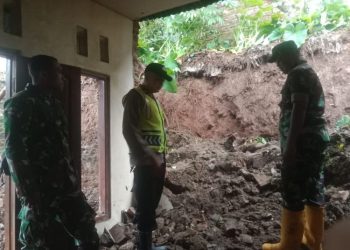 Longsor Timpa Rumah Warga Pekalongan Usai Hujan Deras
