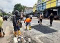 Bahayakan Pengendara, Lubang di Jalan Pantura Kendal Mulai Ditambal