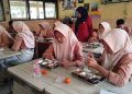 Antusias, Siswa SMPN 1 Kaliori Mulai Nikmati MBG Hari Ini