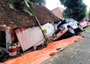 Talud di Semarang Barat Longsor, Rumah Warga dan Dua Mobil Rusak