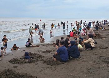 Pengunjung Pantai Wonokerto Pekalongan Membludak di Libur Tahun Baru