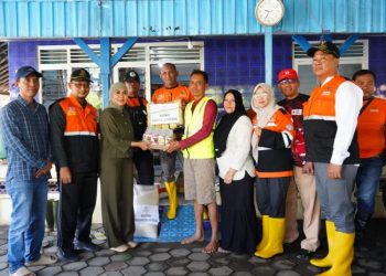 Bupati Kendal Salurkan Bantuan ke 7 Pengungsi Terdampak Banjir di Karangmulyo