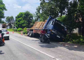 Truk Bermuatan Trafo PLN Terperosok ke Parit di Blora, Diduga Rem Blong