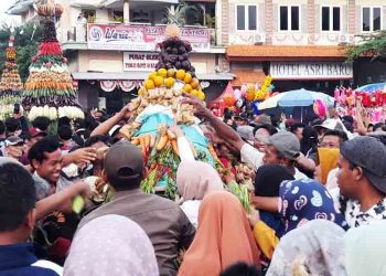 Ratusan Warga Berebut Gunungan, Bupati Kendal: Wujud Syukur Sambut Ramadhan