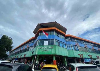 Tampak kawasan parkir di depan Pasar Kliwon Kudus, baru-baru ini. (Lingkar Network/Beritajateng.id)