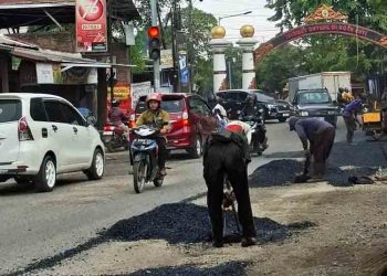 Jalan Pati-Tanjang Ditangani Usai Viral Diperbaiki Warga Secara Mandiri