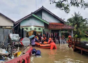 Warga Pait Pekalongan Dievakuasi Akibat Banjir dari Luapan Sungai Sragi
