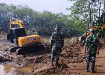 Cegah Kerusakan Jalan Desa, Sungai Singkarang Pekalongan Dinormalisasi