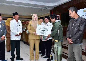 Dana Zakat Capai Rp6,2 Miliar, Bupati Pekalongan Salurkan Sejumlah Bantuan