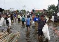 Warga Mulyorejo Pekalongan Bersihkan Saluran Air Ditengah Banjir 13 Warga Mulyorejo Pekalongan Bersihkan Saluran Air Ditengah Banjir