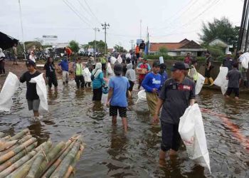 Warga Mulyorejo Pekalongan Bersihkan Saluran Air Ditengah Banjir