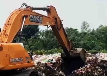 Alat Berat Dikerahkan, Bersihkan Sampah Liar di Area Relokasi Pasar Induk Rembang