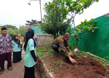 Gerakan Tanam Kelapa Kopyor Meriahkan HUT ke-47 SMP N 1 Kaliori