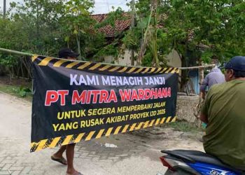 Rusak Akibat Proyek IJD, Warga Sambongrejo Blora Blokade Akses Jalan