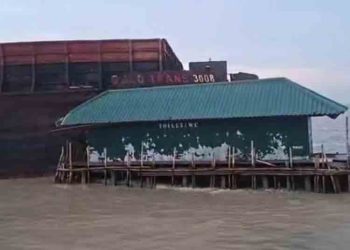 Kapal Tongkang Terdampar di Perairan Demak, Warga Minta Evakuasi dan Ganti Rugi