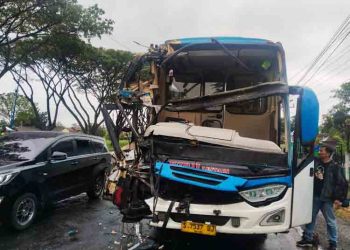 Kronologi Bus Tabrak Truk Tronton di Pantura Demak, Sopir Luka-Luka