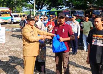 Bupati Rembang Bagikan Ratusan Parcel Lebaran untuk Awak Angkutan dan Jukir