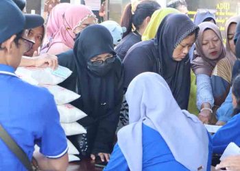 Rembang Gelar Pasar Murah, Ratusan Paket Sembako Habis Diserbu Warga
