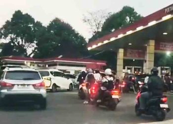 Warga Salatiga Ramai-Ramai Isi BBM Akibat Isu Kenaikan Harga Mulai 1 April