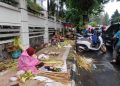 Penjualan Janur Melonjak, Pedagang di Kudus Raih Omset Jutaan Rupiah