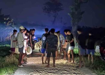Warga Pulokulon Grobogan Perbaiki Jalan Rusak Secara Swadaya