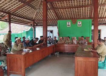 Diprotes Warga, Seleksi Perangkat Desa Sumber Rembang Ditunda