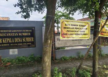Tolak Pengisian Perangkat Desa, Warga Sumber Rembang Pasang Spanduk Protes