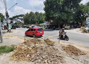 Kerap Picu Macet, Lampu Lalu Lintas Dibangun di Perempatan Landoh Rembang