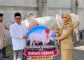 Bupati Eisti’anah Serahkan Sapi Kurban Berukuran Jumbo ke Takmir Masjid Agung Demak