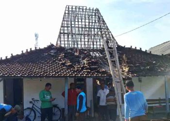 Rumah Warga Gabus Pati Tersambar Petir saat Hujan Deras, Atap Rusak