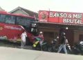 Gara-Gara Sopir Batuk, Bus Trans Jateng Tabrak Warung Bakso di Grobogan 16 Gara-Gara Sopir Batuk, Bus Trans Jateng Tabrak Warung Bakso di Grobogan