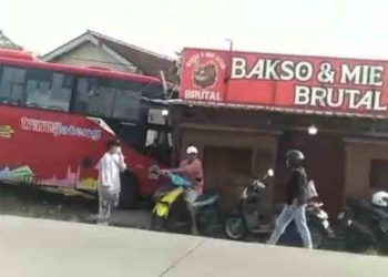 Gara-Gara Sopir Batuk, Bus Trans Jateng Tabrak Warung Bakso di Grobogan
