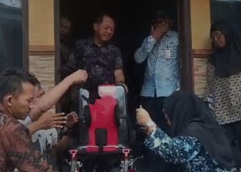 Asyila Disabilitas Cerebral Palsy dapat Kursi Roda dari Bupati Kudus