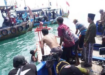 Tradisi Nyadran, Nelayan di Roban Timur Batang Melarung Sesaji ke Laut Jawa