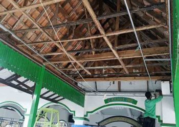 Relawan Bersihkan Area Makam Sunan Pojok Blora Jelang Haul