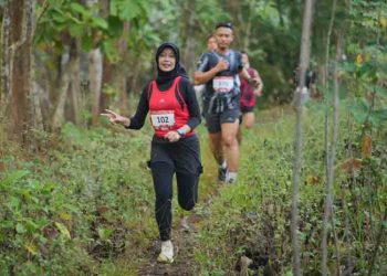 Trek Terjal, Ratusan Pelari Run To Geopark Klaten Disuguhi Pemandangan Puncak Bukit Gunung Pendul