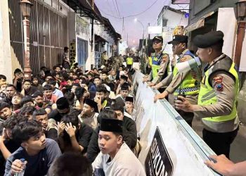 Ribuan Warga Serbu Nasi Jangkrik di Puncak Buka Luwur Sunan Kudus