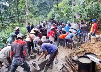 Ratusan Warga Tembelang Gunung Pekalongan Turun Perbaiki Jalan Rusak secara Swadaya