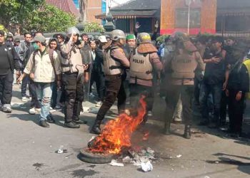 Bakar Ban, Aksi Demo Mahasiswa di Salatiga Sempat Ricuh 2 Bakar Ban, Aksi Demo Mahasiswa di Salatiga Sempat Ricuh