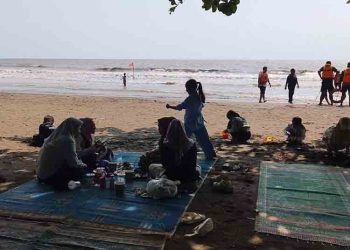 Tren Wisata Berubah, Pantai Ujungnegoro Batang Tetap Ramai saat Libur Sekolah