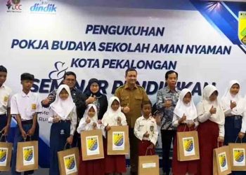 500 Paket Seragam Gratis Dibagikan untuk Siswa SD-SMP di Kota Pekalongan