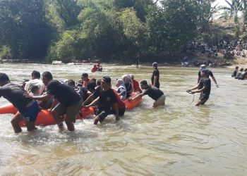 Ratusan Warga Grobogan Ikuti Asrah Batin, Perebutkan Bedak dan Air Tape untuk Awet Muda
