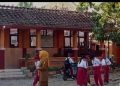 SDN Tanggirejo Grobogan Rusak Parah, Warga-Wali Murid Bongkar Atap Kelas
