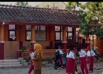 SDN Tanggirejo Grobogan Rusak Parah, Warga-Wali Murid Bongkar Atap Kelas